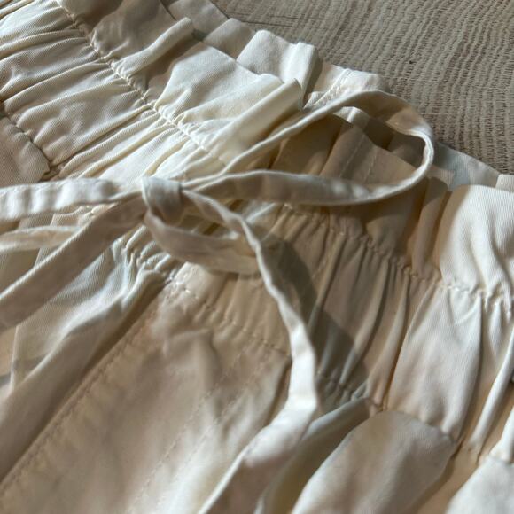 Abercrombie & Fitch Cream Twill Paper Bag Cuffed Pull on Shorts M - Picture 3 of 11